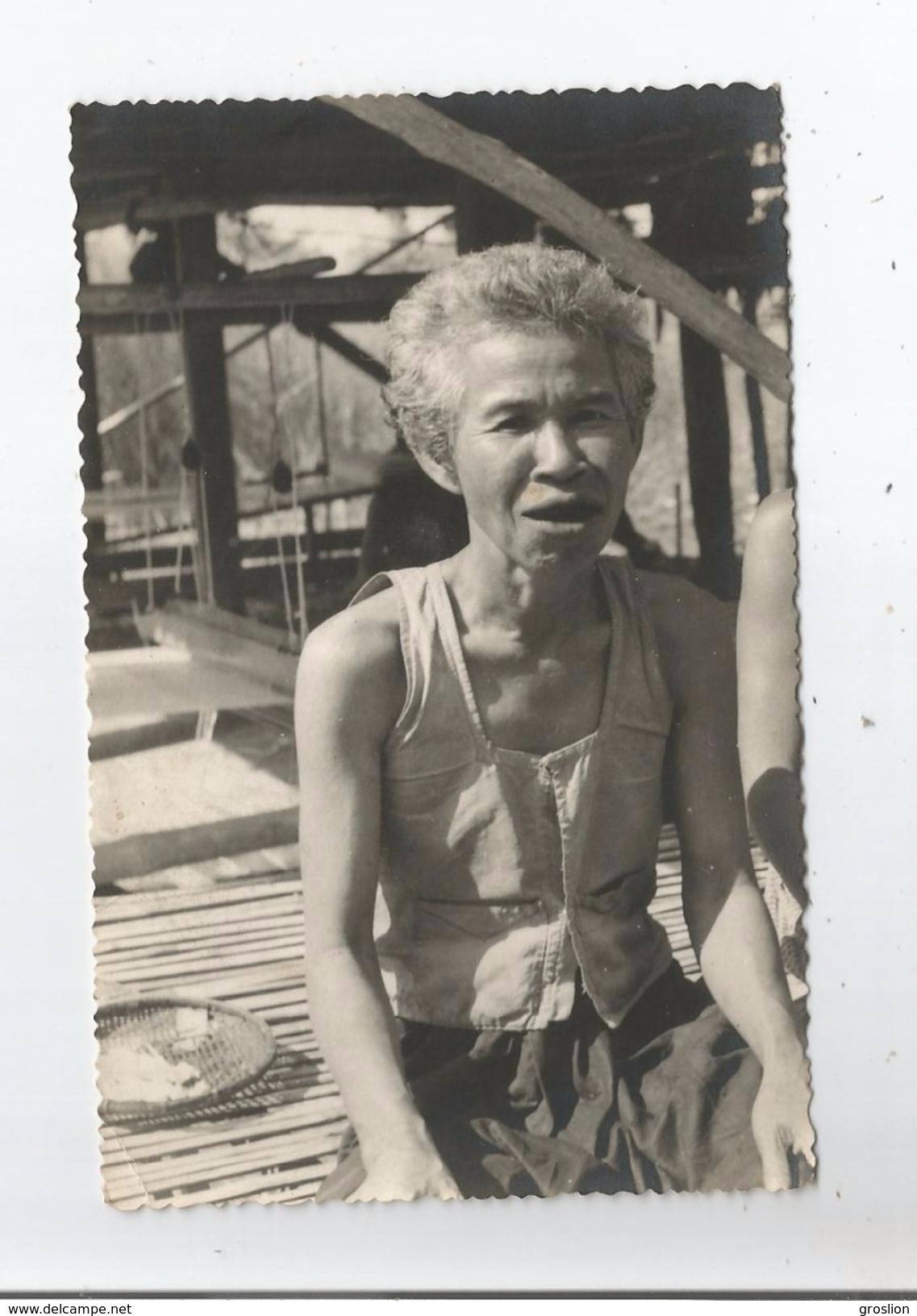 CAMBODGE CARTE PHOTO FEMME AGEE POSANT (BEAU PLAN) - Cambodge