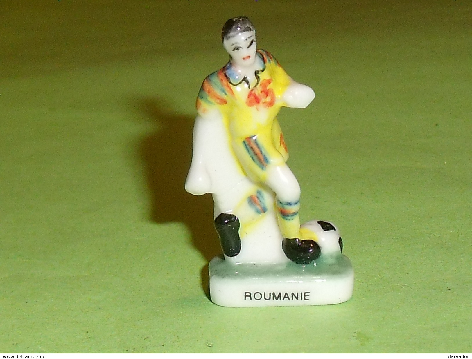 Fèves / Sports  : Personnage Foot, N° 15  Roumanie   T54 - Sport