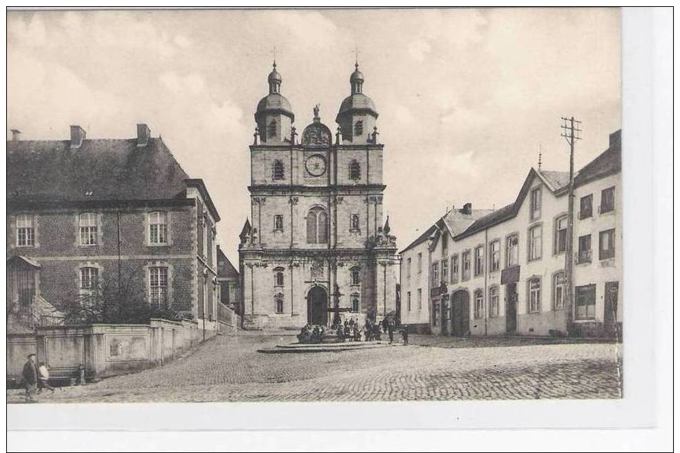 SAINT HUBERT  La  Place De L Abbaye  Fçade De Eglise Abbatiale Et Ecole De Bienfaisance - Saint-Hubert