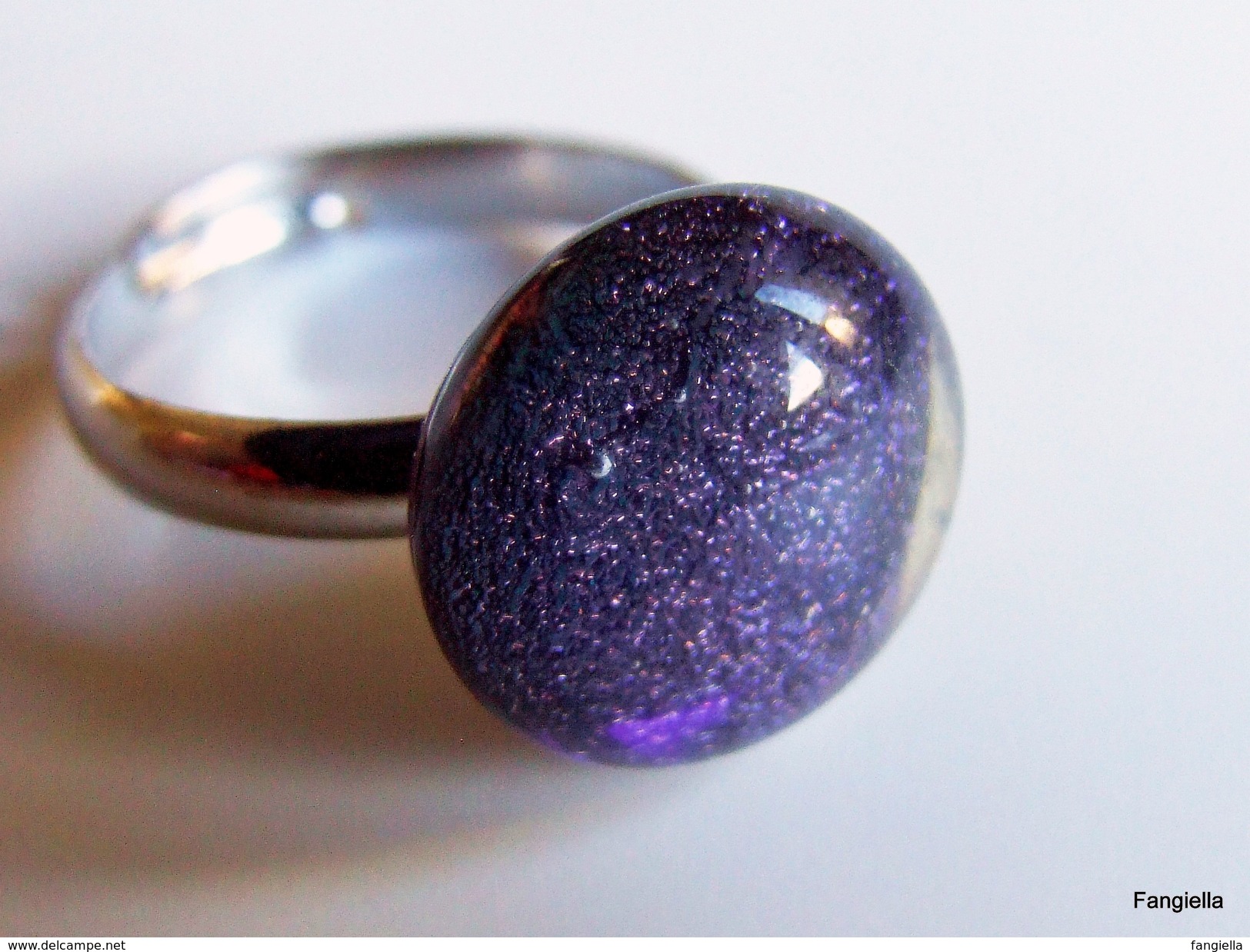 Bague En Verre Dichroic Bleu Rose Sur Fond Noir Sur Anneau Réglable Argenté  Une Myriade D'étoiles Dans Un Ciel De Fête - Rings