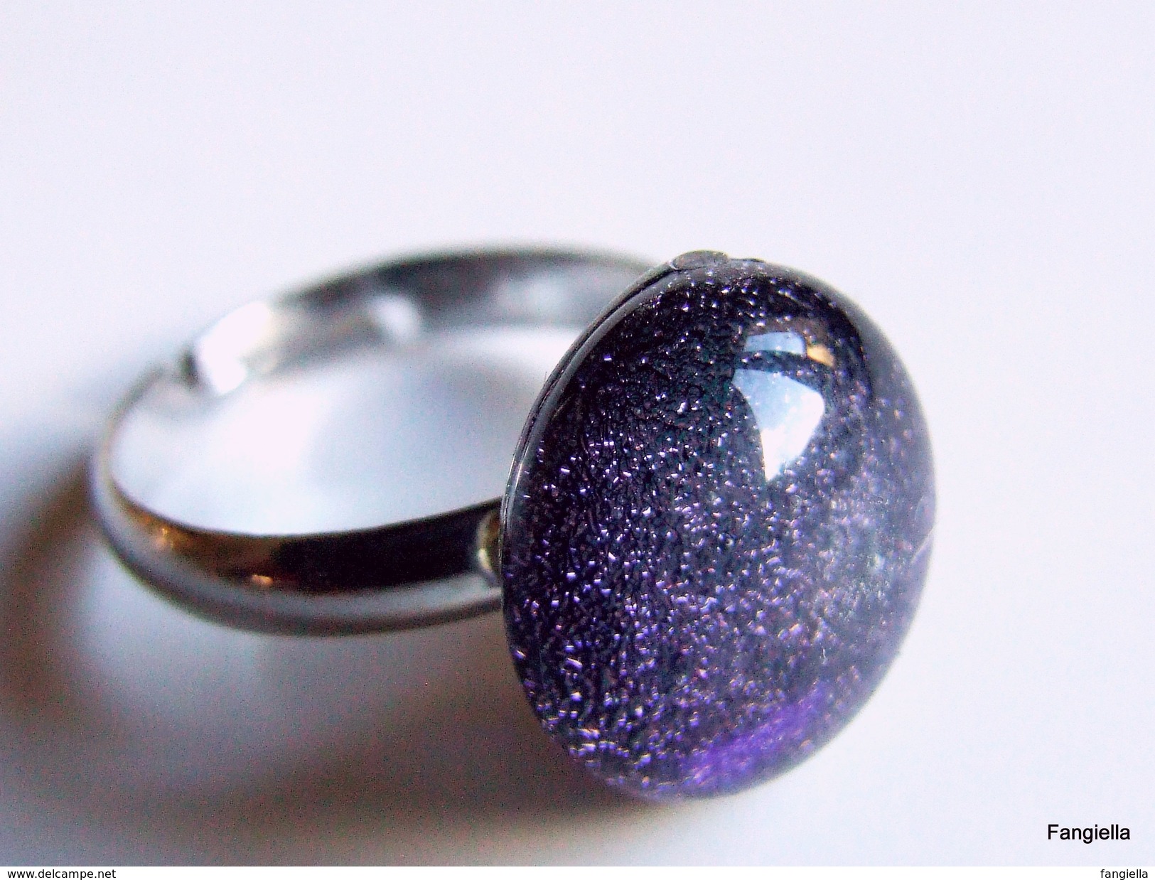 Bague En Verre Dichroic Bleu Rose Sur Fond Noir Sur Anneau Réglable Argenté  Une Myriade D'étoiles Dans Un Ciel De Fête - Rings