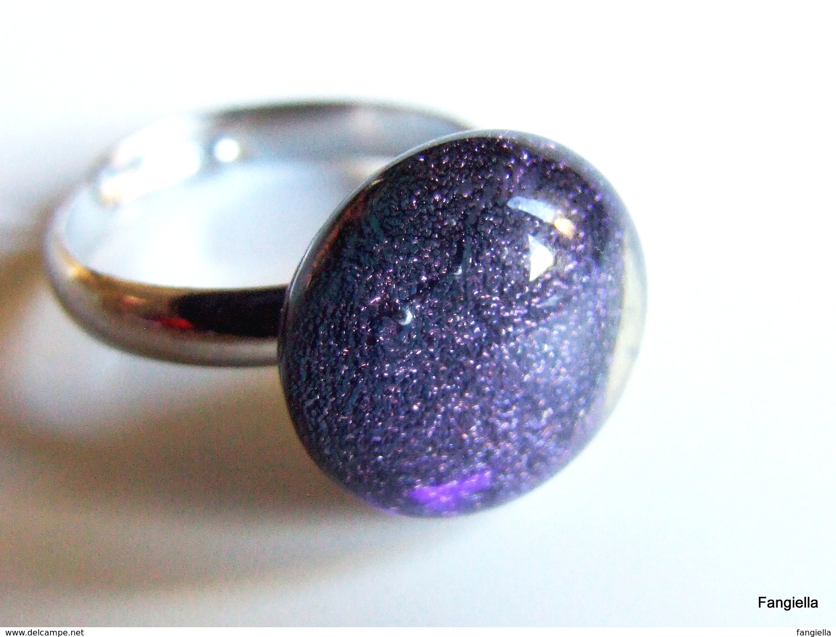 Bague En Verre Dichroic Bleu Rose Sur Fond Noir Sur Anneau Réglable Argenté  Une Myriade D'étoiles Dans Un Ciel De Fête - Rings