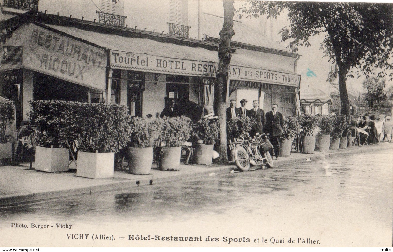VICHY "HOTEL RESTAURANT DES SPORTS" ET LE QUAI DE L'ALLIER - Vichy