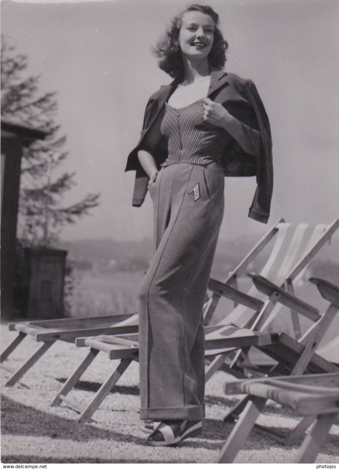 Grande Photo : Zum Strandanzug Mit Langer Hose Ein Oberteil  Mit Reissverschluss  élégante Garçonne - Pin-ups