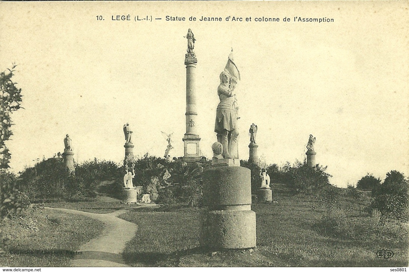 44 Loire Atlantique LEGE  Statue De Jeanne D Arc Et Colonne De L Assomption  Non  Voyagée - Legé