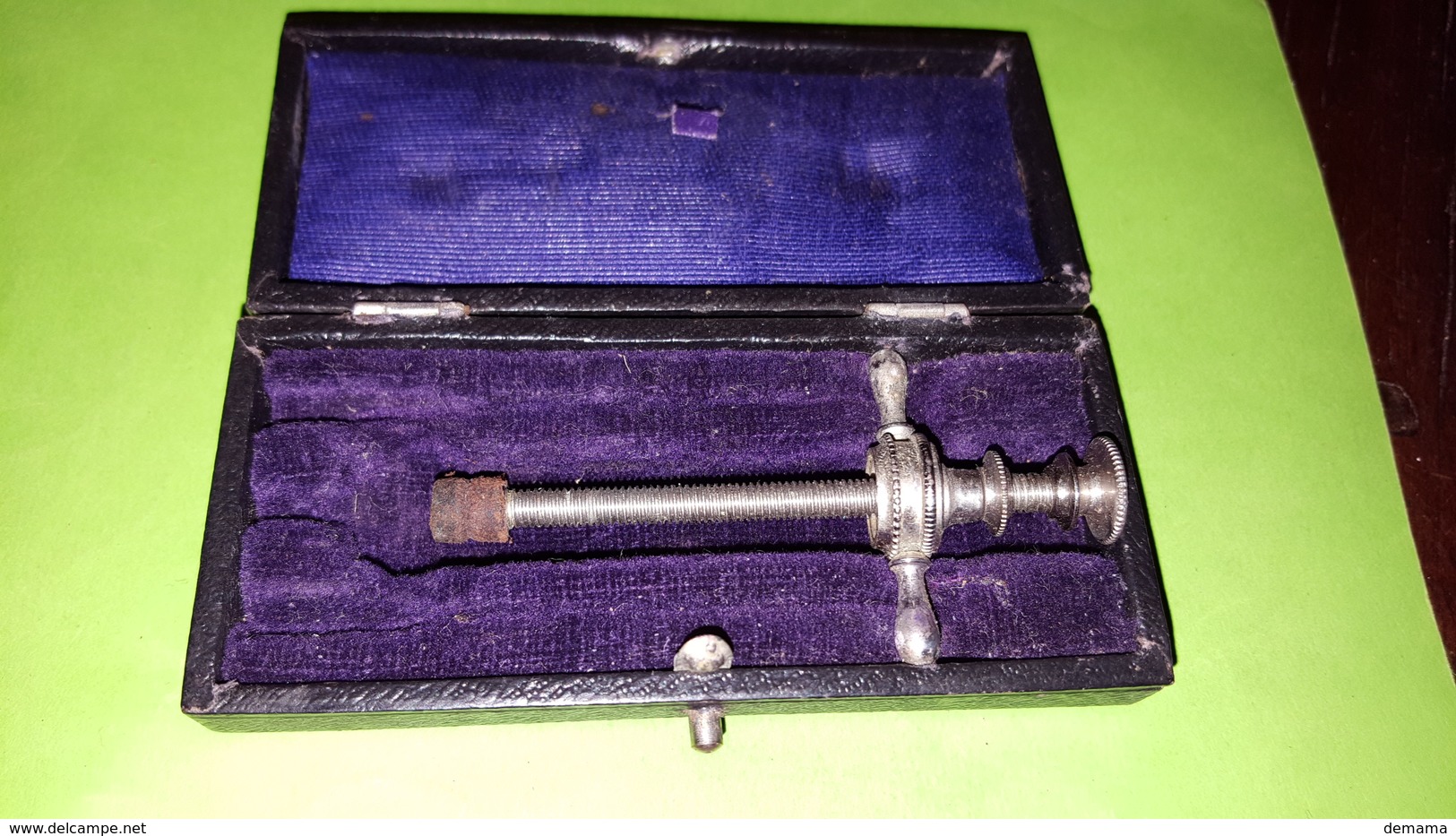 Antieke injectiespuit/seringe/ spritze met twee naalden in origineel doosje. Plus tweede doosje met onderdeel.