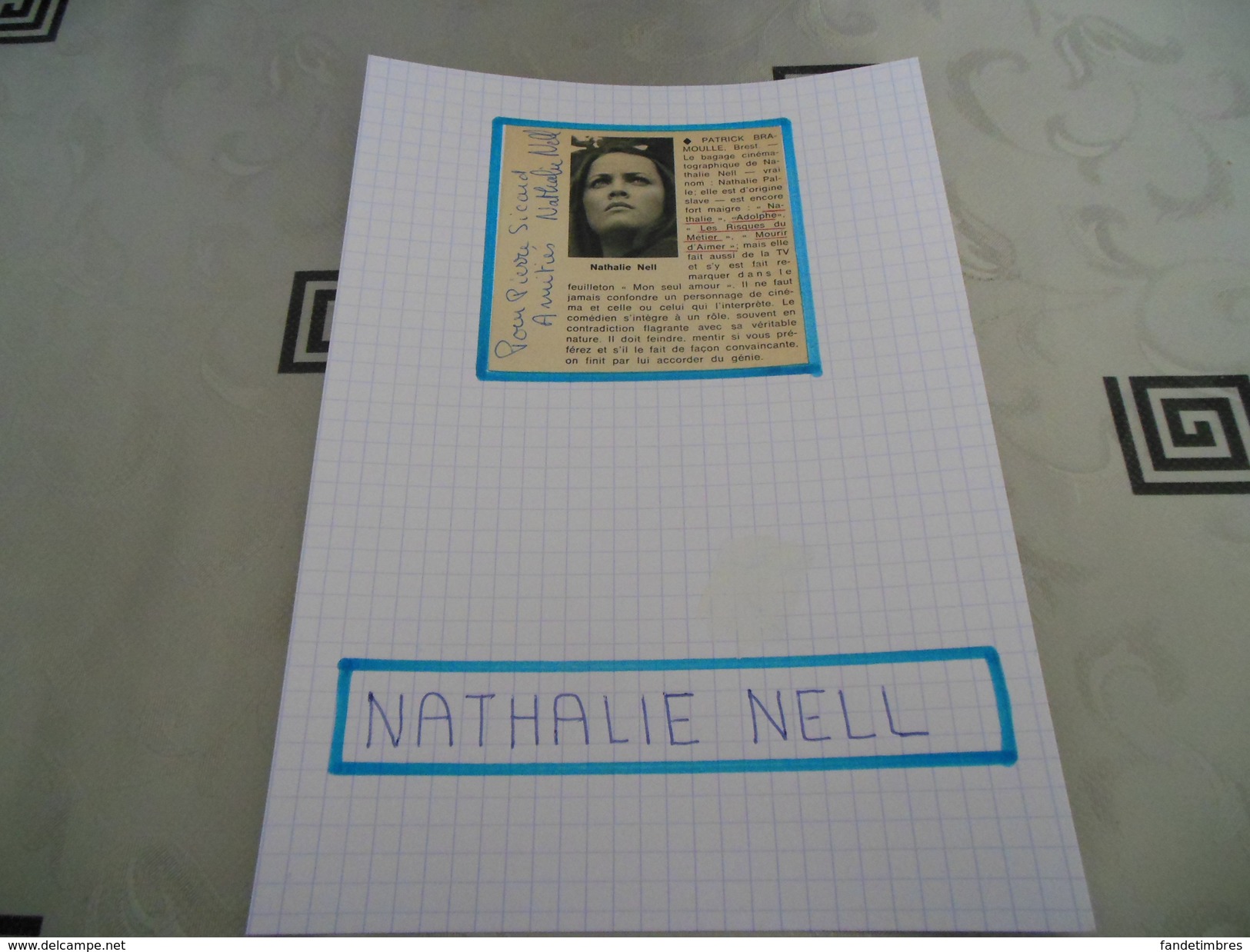 AUTOGRAPHE DÉDICACÉ ET AUTHENTIQUE DE NATHALIE NELL SUR COUPURE DE PRESSE COLLÉE SUR CARTON BRISTOL (15 X 21 Cm) - Schauspieler Und Komiker