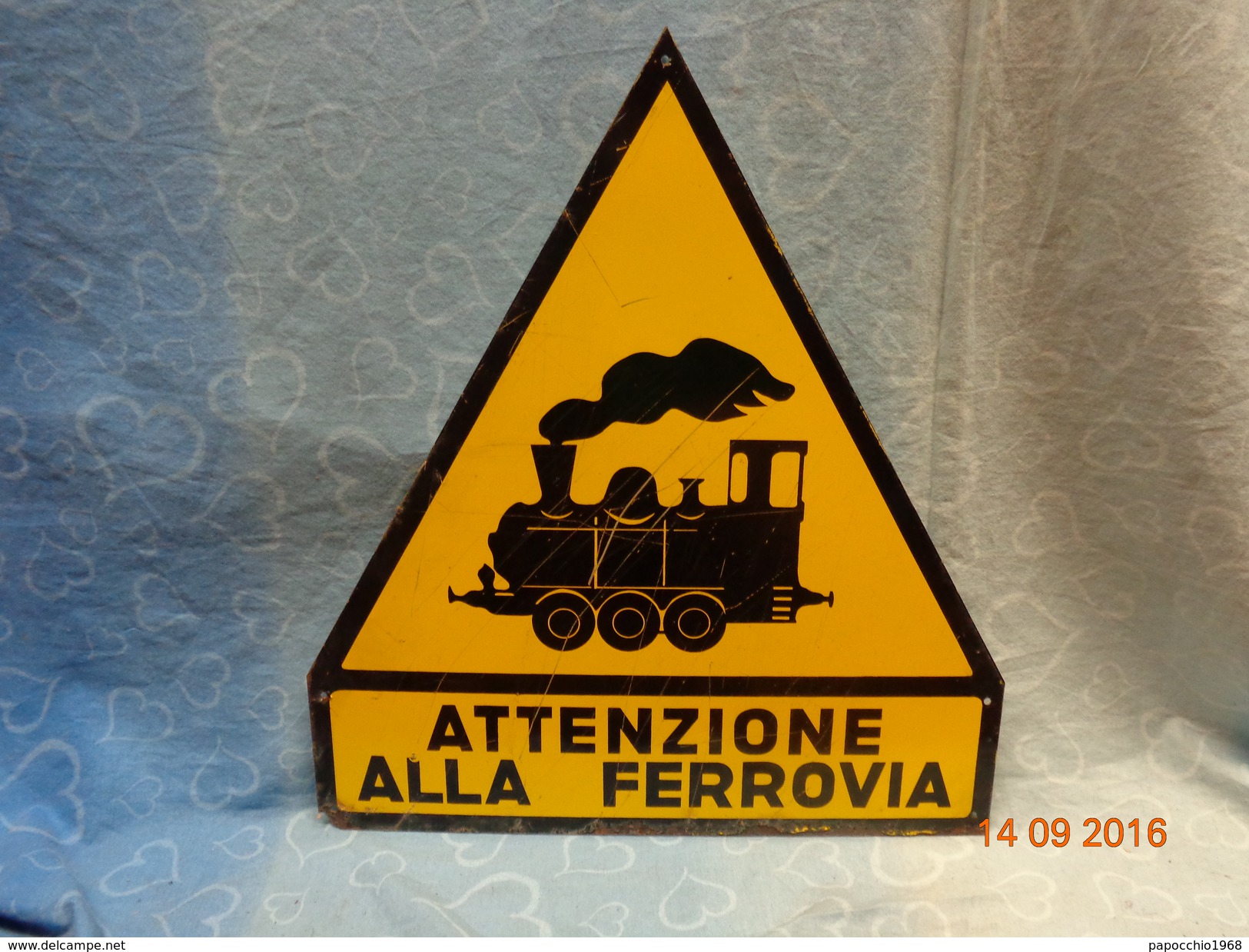 VECCHIO CARTELLO SEGNALETICO IN METALLO "ATTENZIONE ALLA FERROVIA" - Targhe In Lamiera (a Partire Dal 1961)