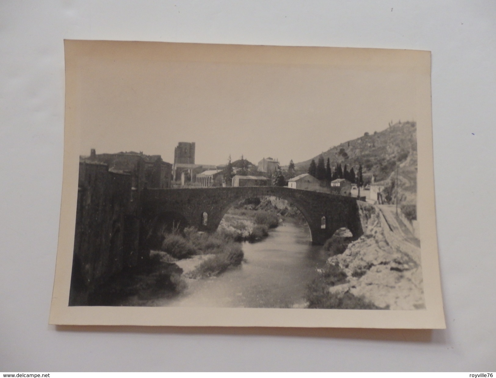 Photo De Lagrasse (Aude), Son Vieux Pont Et Les Ruines Du Cloître Désert. 23cm/17cm. - Altri & Non Classificati