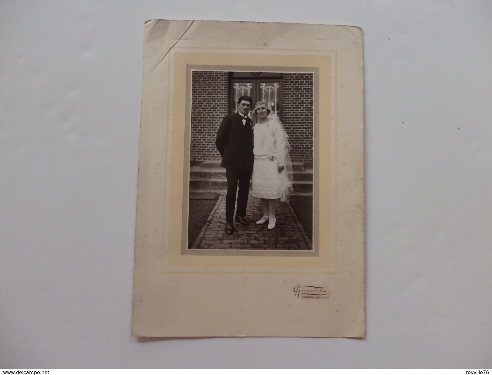 Photo D'un Couple De Mariés, Photo Girardot à Gournay-en-Bray (76). 25cm/18cm. - Otros & Sin Clasificación