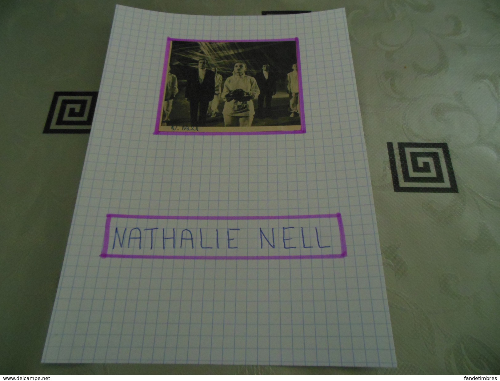 AUTOGRAPHE DÉDICACÉ ET AUTHENTIQUE DE NATHALIE NELL SUR COUPURE DE PRESSE COLLÉE SUR CARTON BRISTOL (15 X 21 Cm) - Acteurs & Comédiens