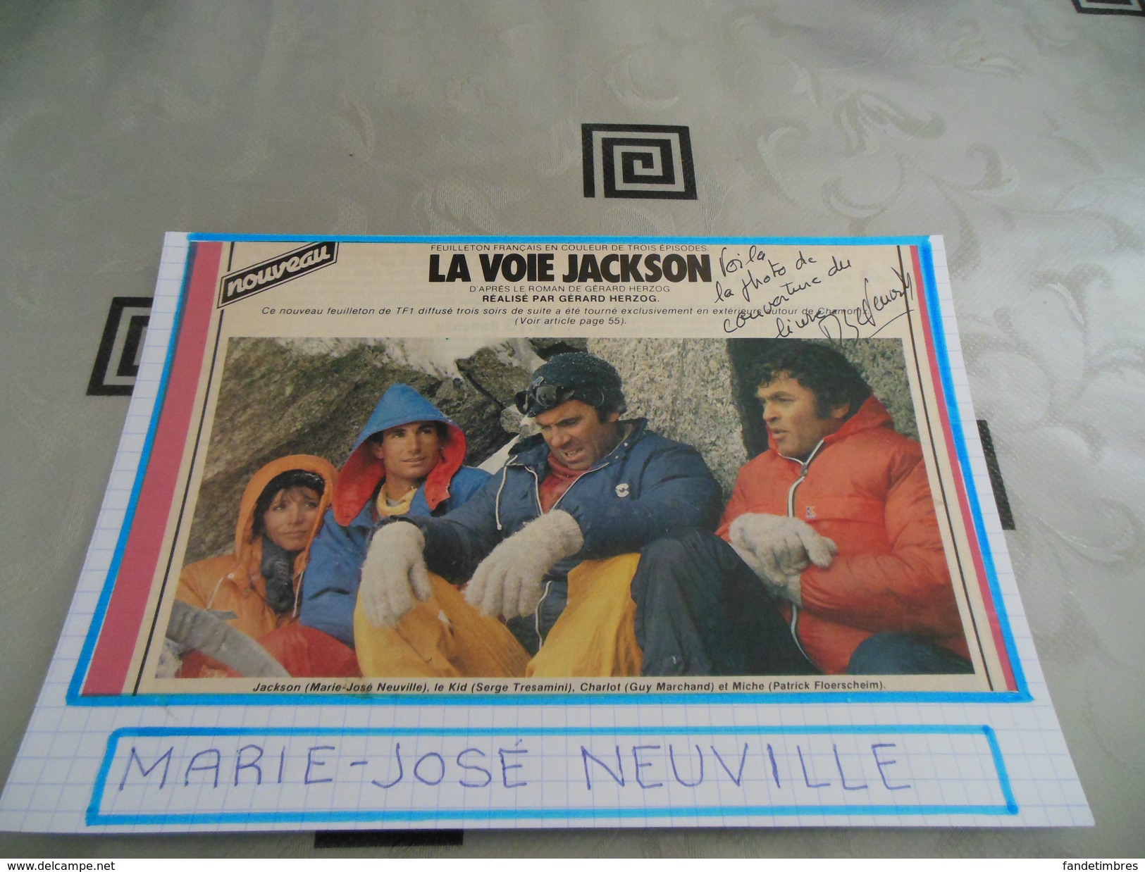 AUTOGRAPHE DÉDICACÉ ET AUTHENTIQUE DE MARIE-JOSÉ NEUVILLE SUR COUPURE DE PRESSE COLLÉE SUR CARTON BRISTOL (15 X 21 Cm) - Attori E Comici 