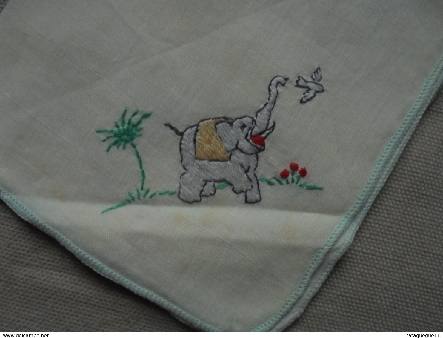 Ancien - Petit Mouchoir De Bébé Broderie "Eléphant" - Zakdoeken