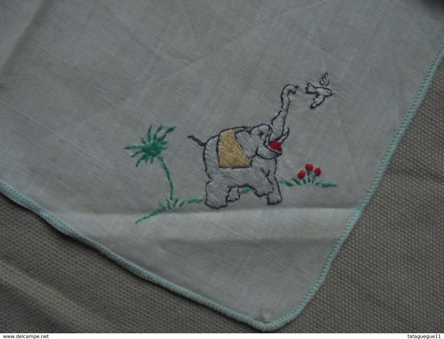Ancien - Petit Mouchoir De Bébé Broderie "Eléphant" - Handkerchiefs