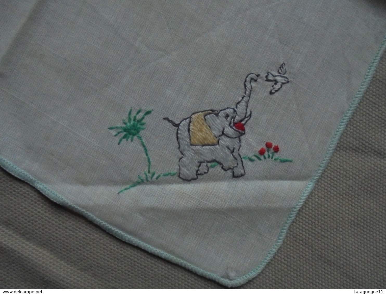 Ancien - Petit Mouchoir De Bébé Broderie "Eléphant" - Taschentücher