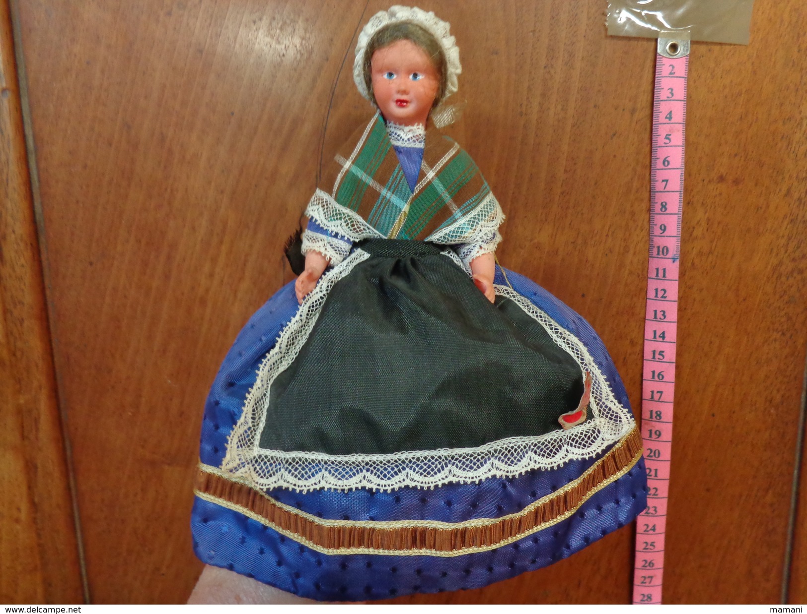 Lot De 6 Poupee Folklorique-(pour La Plupart Ancienne--- Region A Determiner- - Dolls