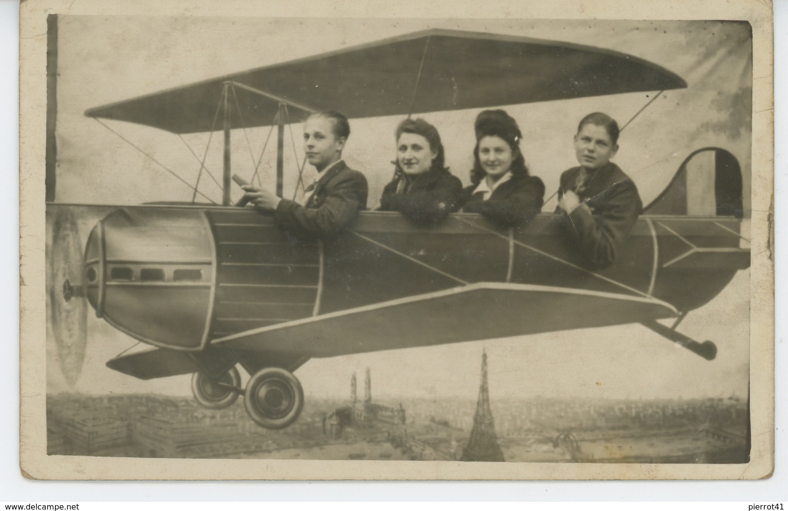 PHOTOS - AVIATION - Belle Carte Photo Montage Femmes Et Jeunes Hommes Dans Avion - Foto