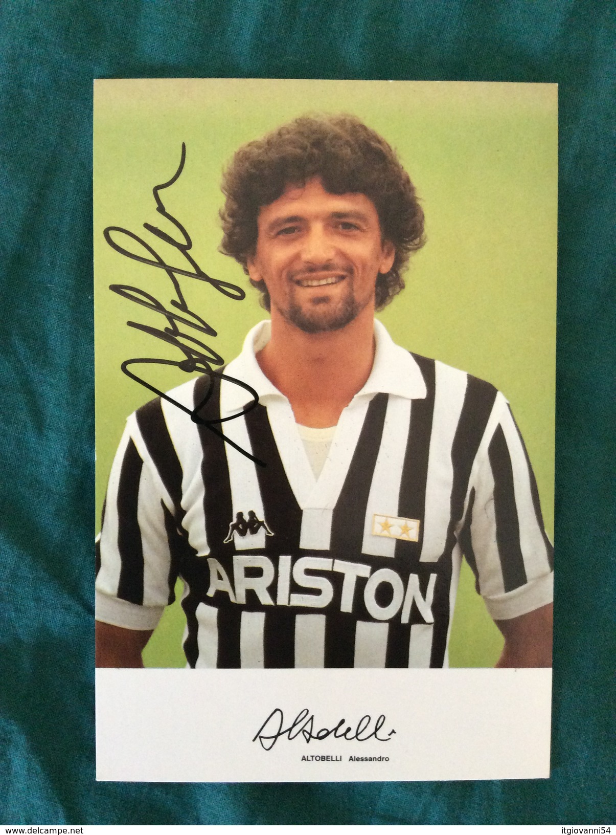 Fotografia Allegata A Hurrà Juventus Anni '80/90 Di Alessandro Altobelli Della Juventus Con Autografo Originale - Football