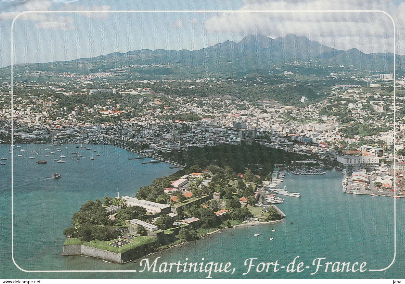 MARTINIQUE - FORT-DE-FRANCE - AU PREMIER PLAN LE FORT SAINT-LOUIS - Fort De France
