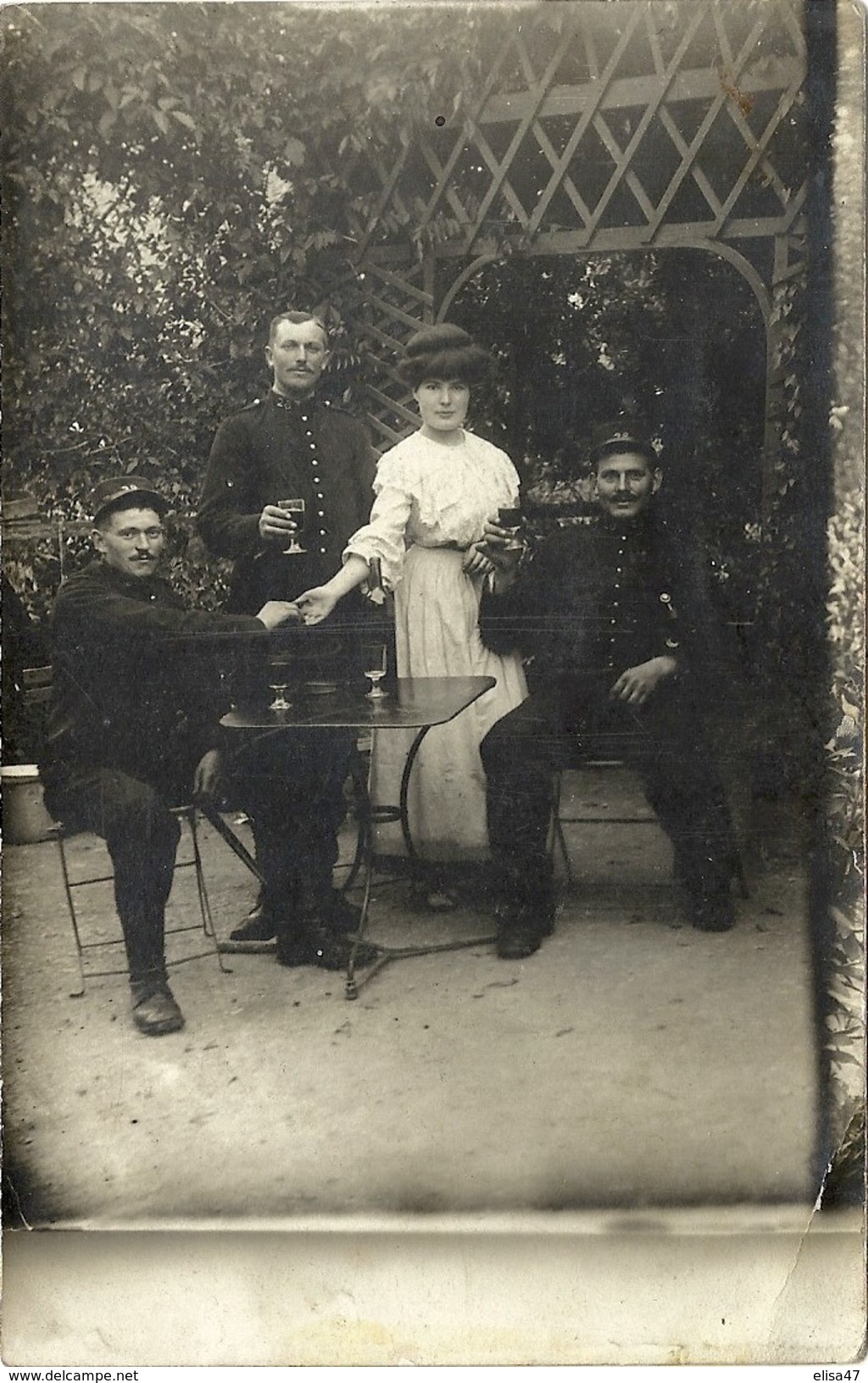 CARTE  PHOTO  GROUPE DE  MILITAIRES  A   L HEURE  DE    L  APERITIF !! - Régiments