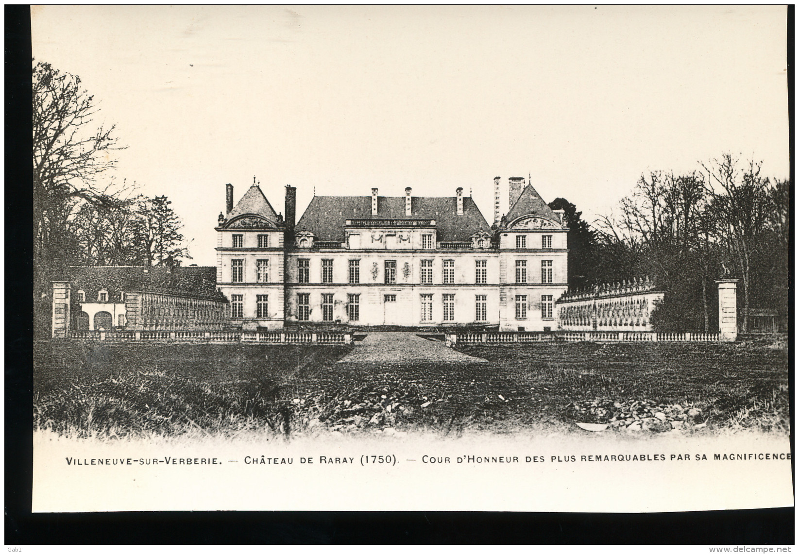 60 -- Villeneuve - Sur - Verberie  --- Chateau  De  Raray  -- Cour D'Honneur - Raray