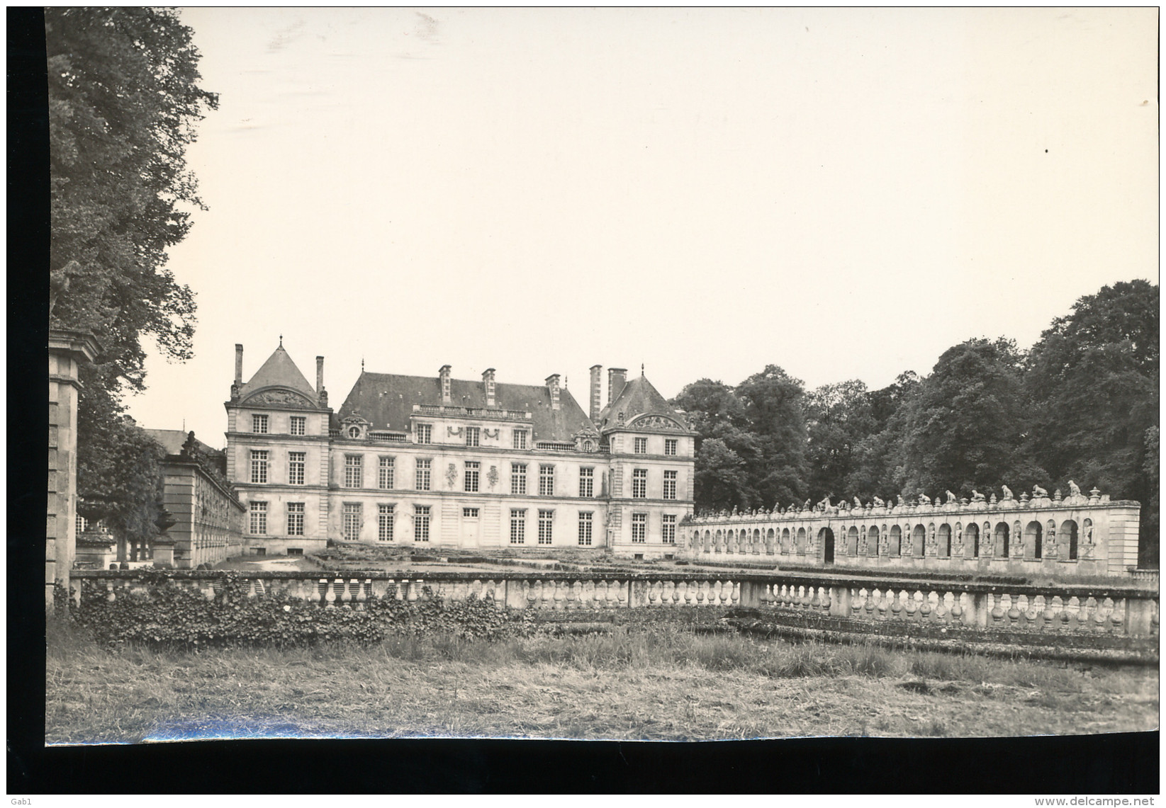 60 -- Chateau  De  Raray  --  La Cour D'Honneur - Raray