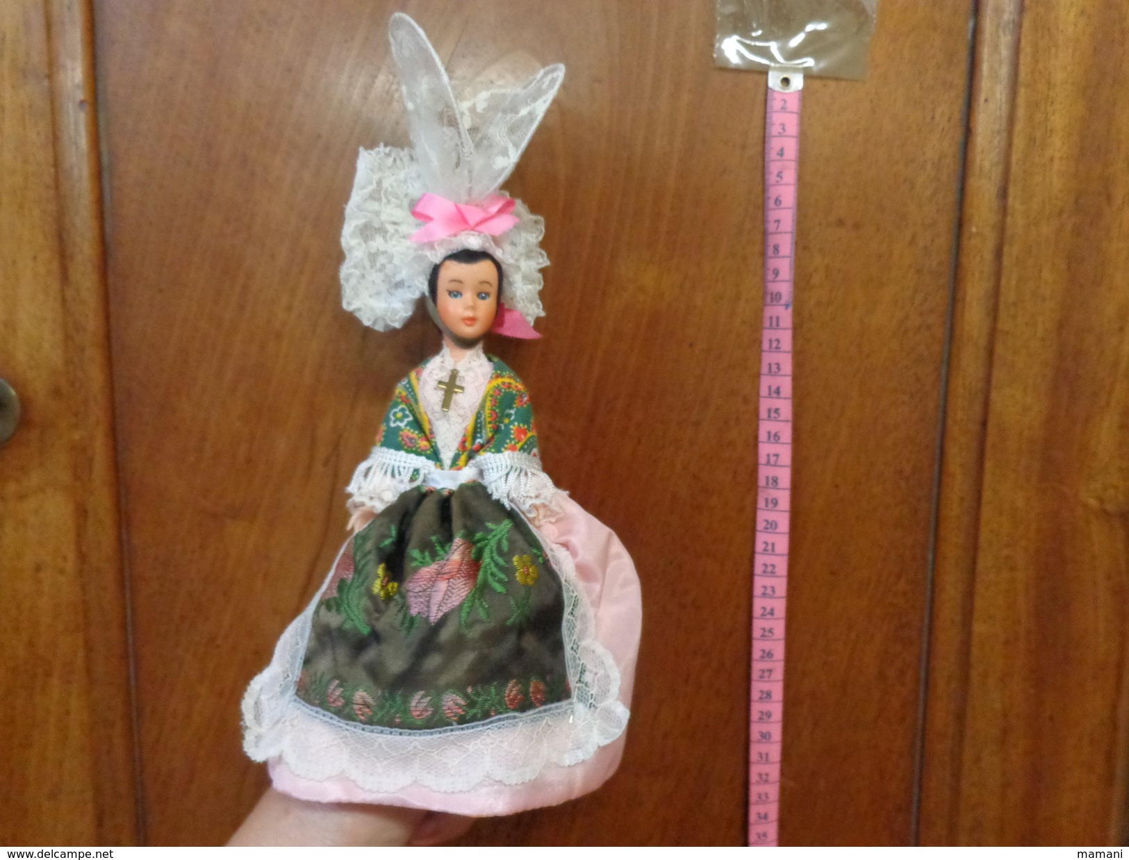 Lot De 6 Poupee Folklorique-(pour La Plupart Ancienne--- Region A Determiner- - Dolls