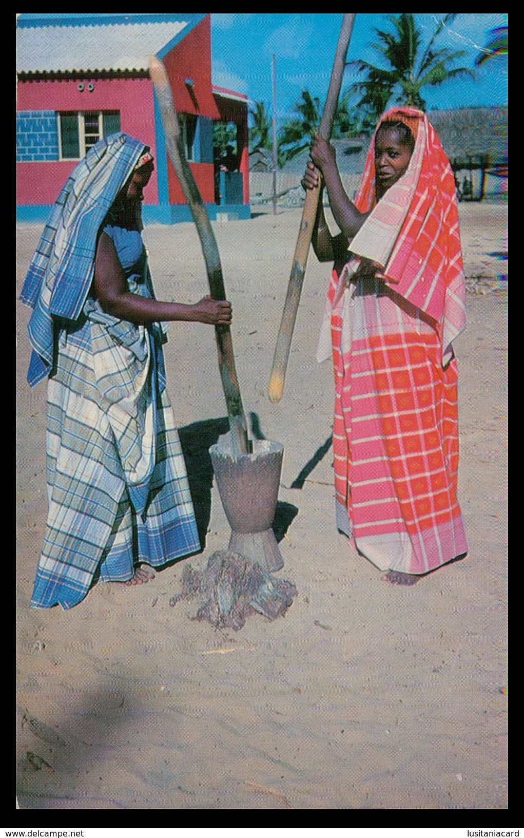 ILHA DE MOÇAMBIQUE - COSTUMES - Pilando O Milho ( Ed. Foto Rodrigues).  Carte Postale - Mozambico