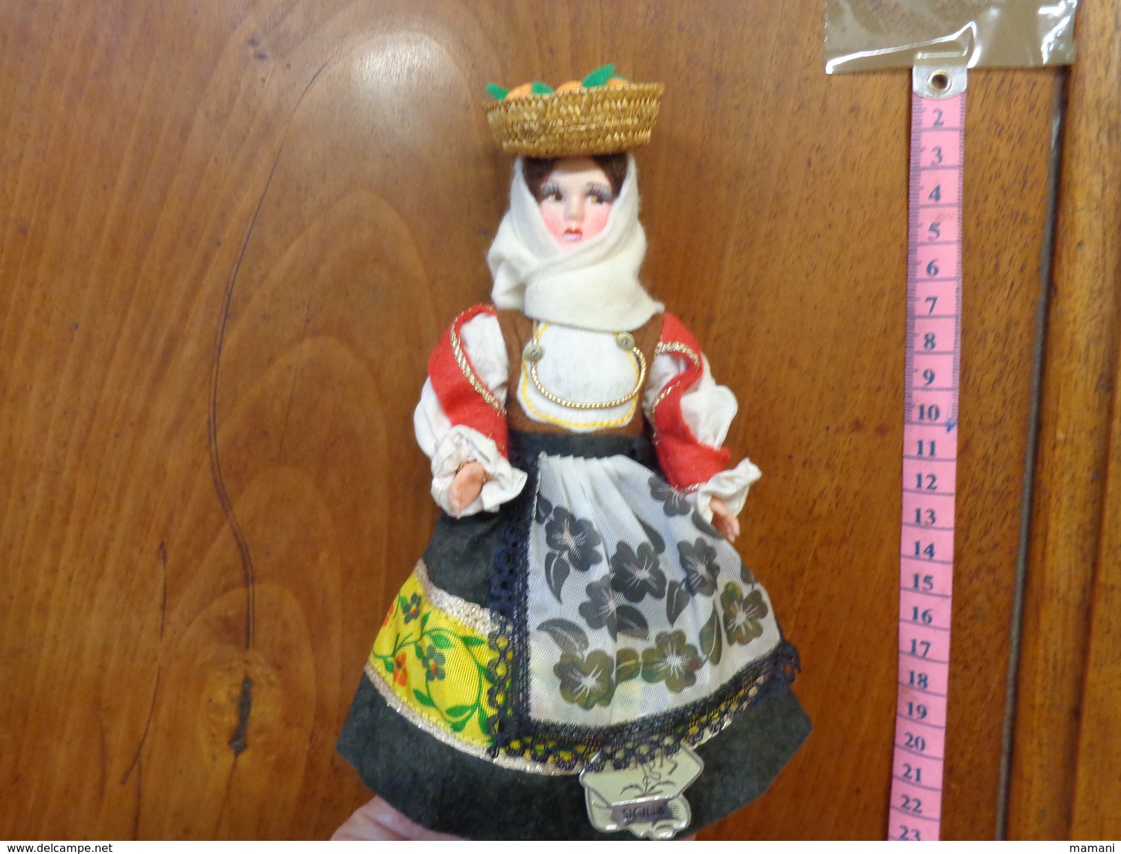 Lot De 6 Poupee Folklorique-(pour La Plupart Ancienne--- Region A Determiner- - Dolls