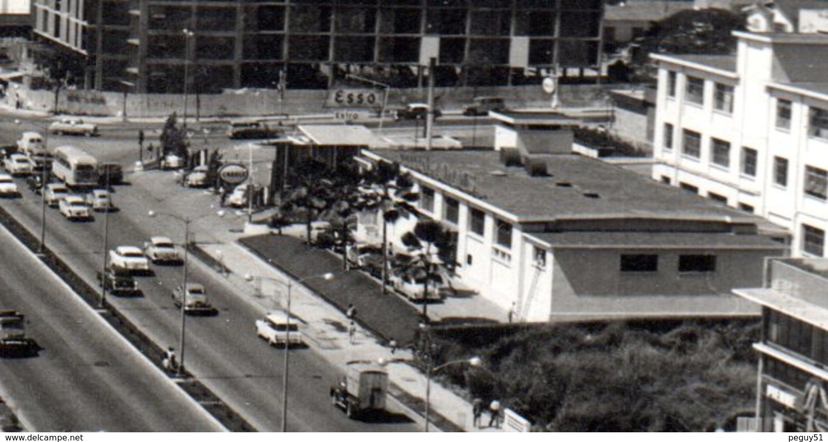 Venezuela. Caracas . Carte-photo.  Avenue Francisco Miranda. Station Esso, Concessionnaire Volkswagen. 1957 - Venezuela