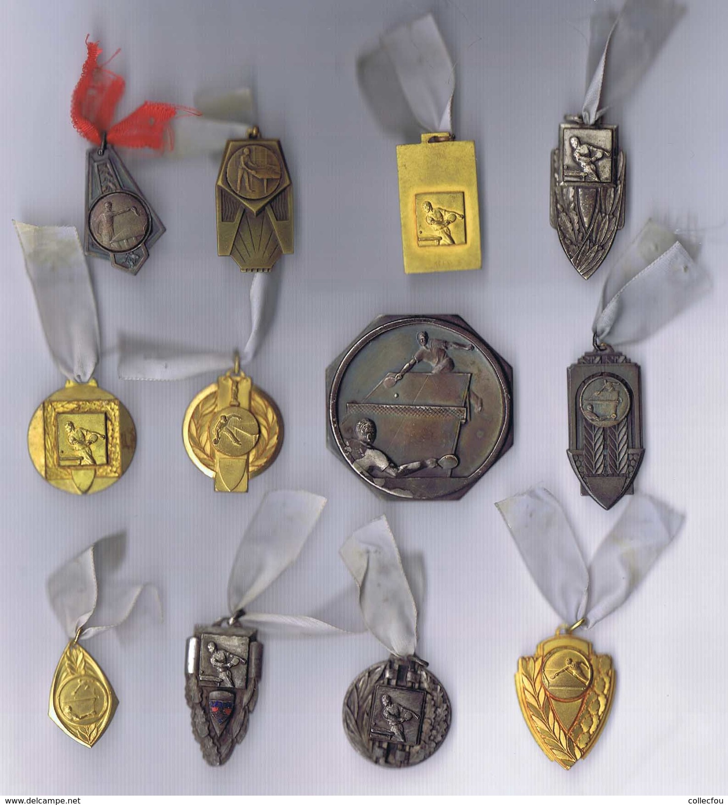 TENNIS DE TABLE, PING-PONG : Ensemble De 12 Médailles Des Années 1950 Toutes Différentes. - Autres & Non Classés