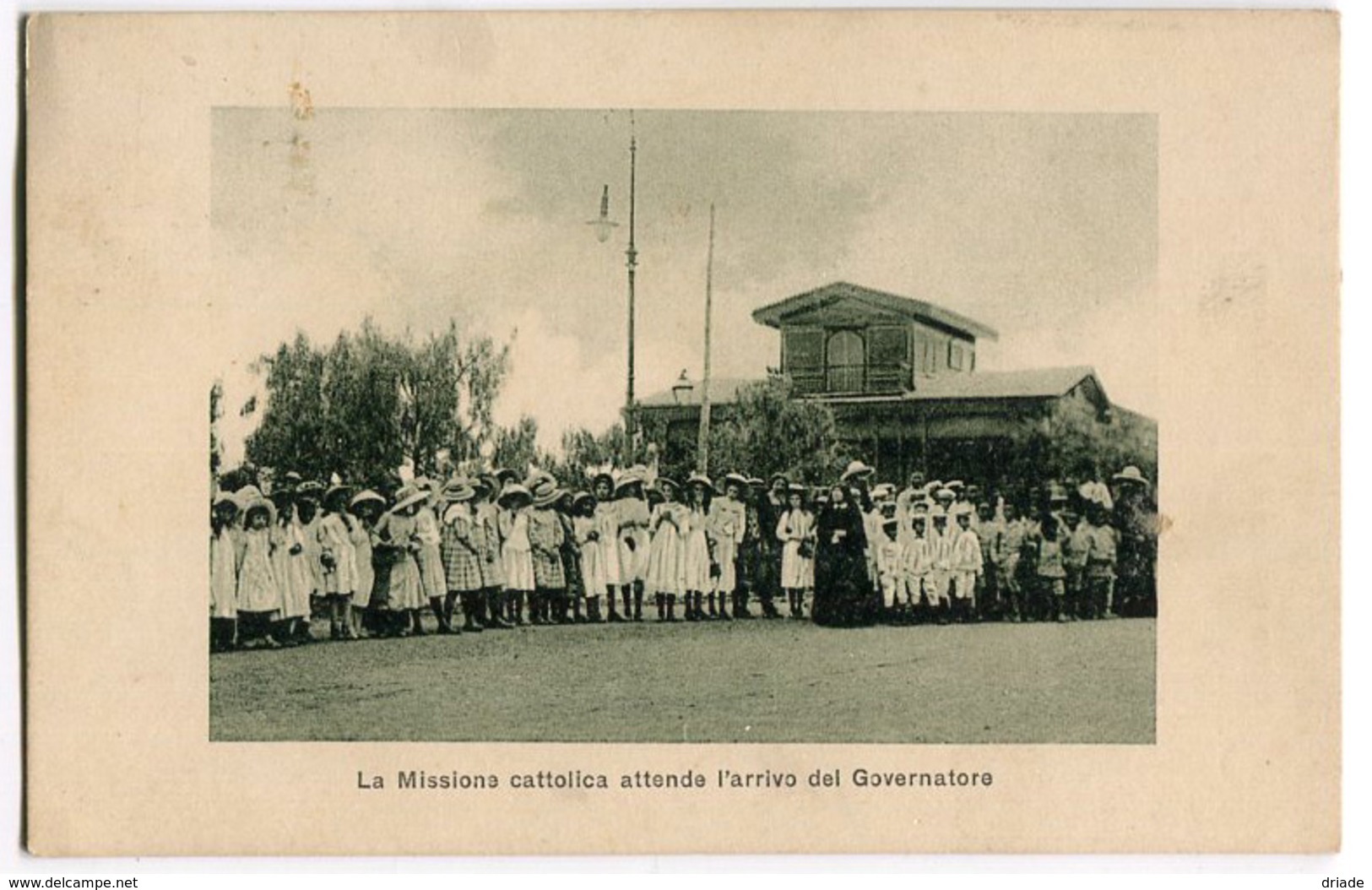 CARTOLINA ASMARA MISSIONE CATTOLICA ATTENDE ARRIVO DEL GOVERNATORE FRANCOBOLLO SOPRASTAMPATO COLONIE ERITREA CENT. 5 - Eritrea