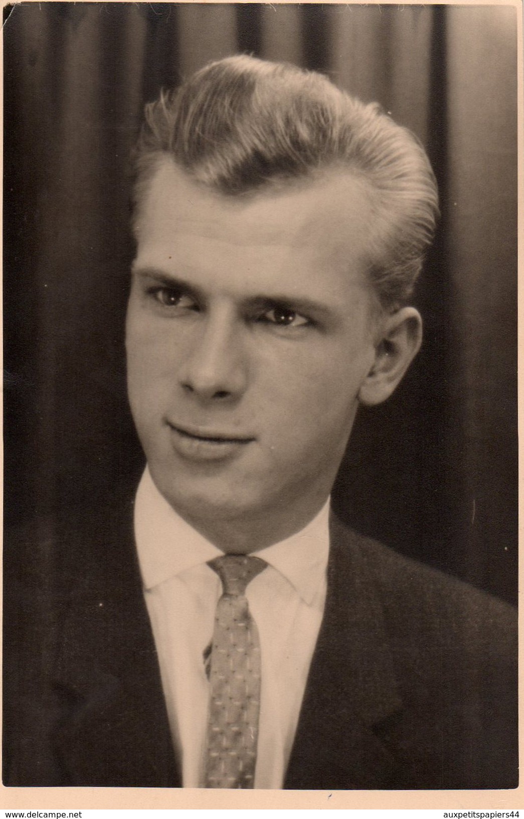 Carte Photo Originale Homme - Portrait D'un Beau Jeune Homme Plein D'assurance Dans Le Regard & Cravate En 1960 - Personnes Anonymes
