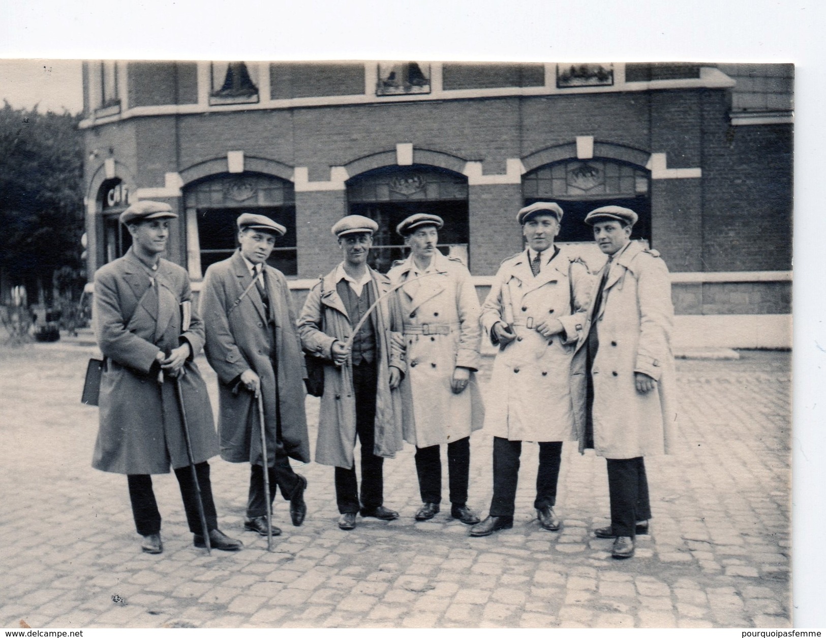 Photo BASTOGNE Groupe De Promeneurs Devant Un Café 1930 Luxembourg - Lieux