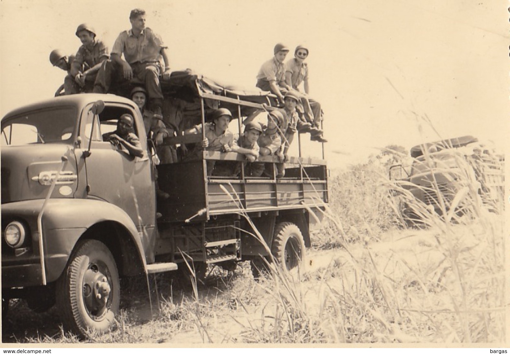 Photo Para Commando Belge à L'exercice Au Congo En Brousse Transport En Camion - Guerre, Militaire