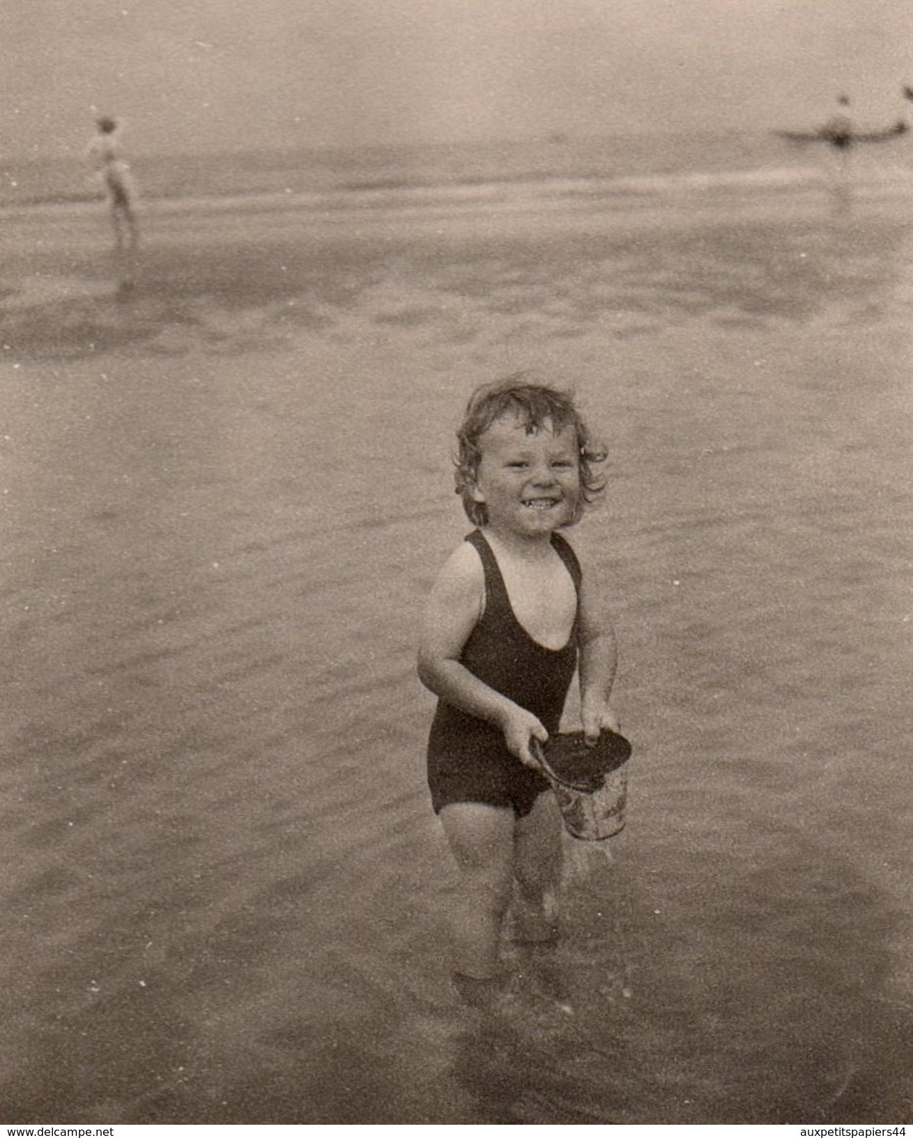 Photo Originale Plage & Maillot De Bain - Gamine Et Sceau à La Baignade En 1948 - Personnes Anonymes