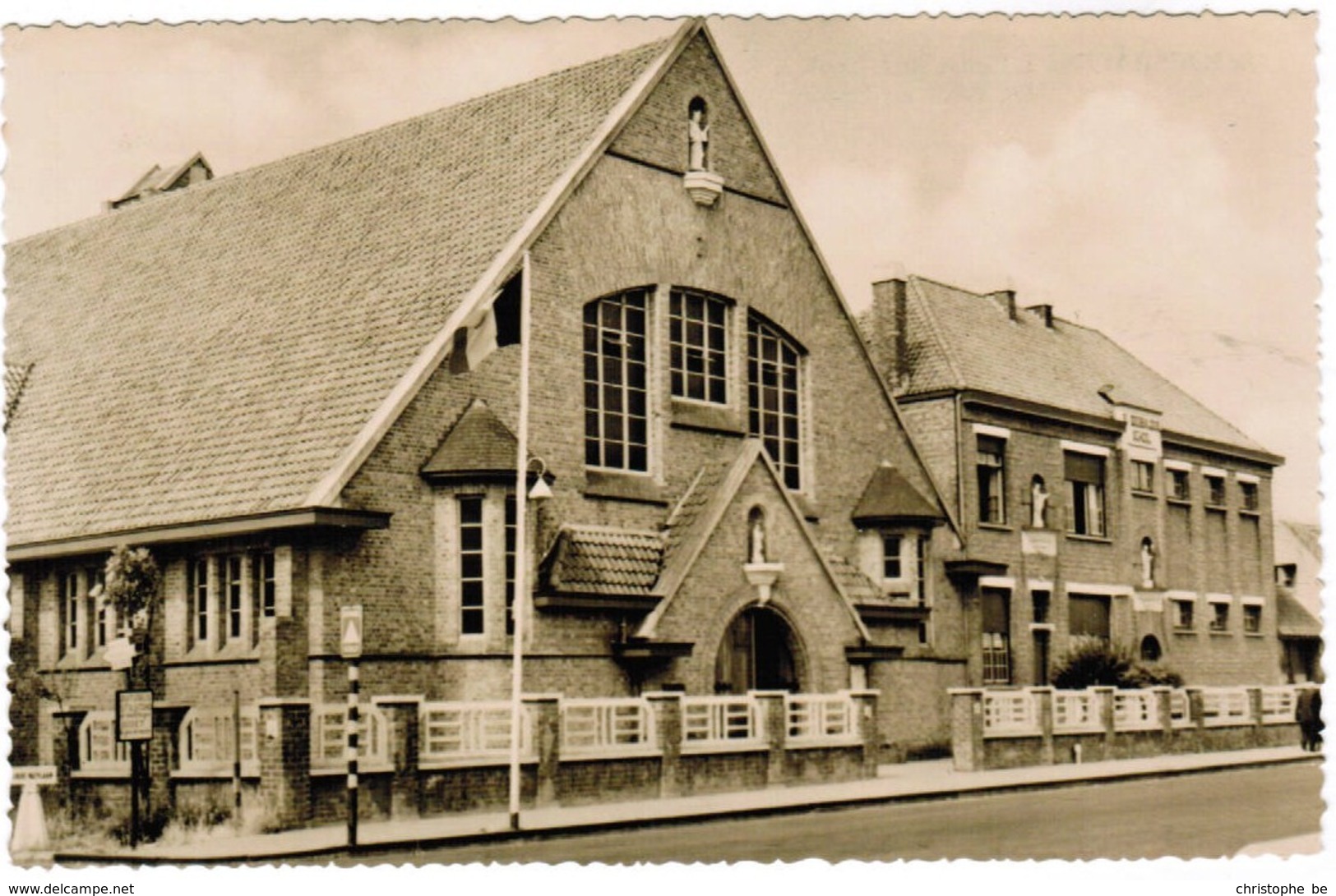 St Idesbald, De Kerk En School (pk32088) - Koksijde