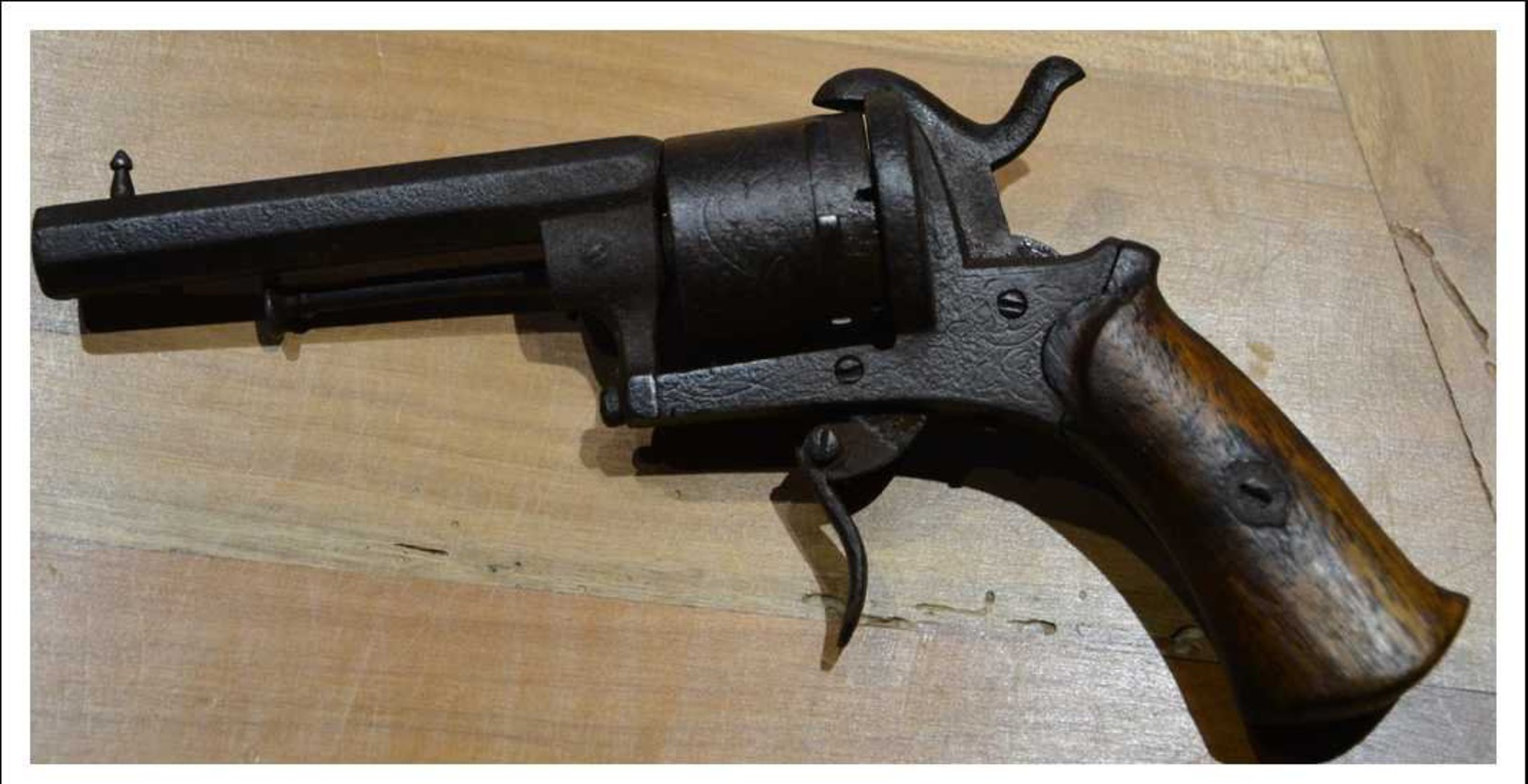 Petit Revolver Cartiuches A Broche Dans Son Jus Ressort Bloqué , Complet - Sammlerwaffen