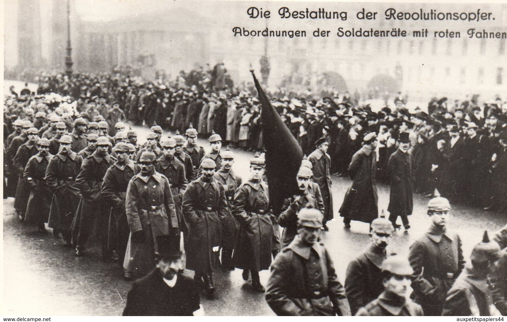 Photo Originale Guerre 1914-18 - Repro. Ancienne - Défile De Soldats Au Drapeau Rouge - Funérailles Victimes Révolution - Other & Unclassified