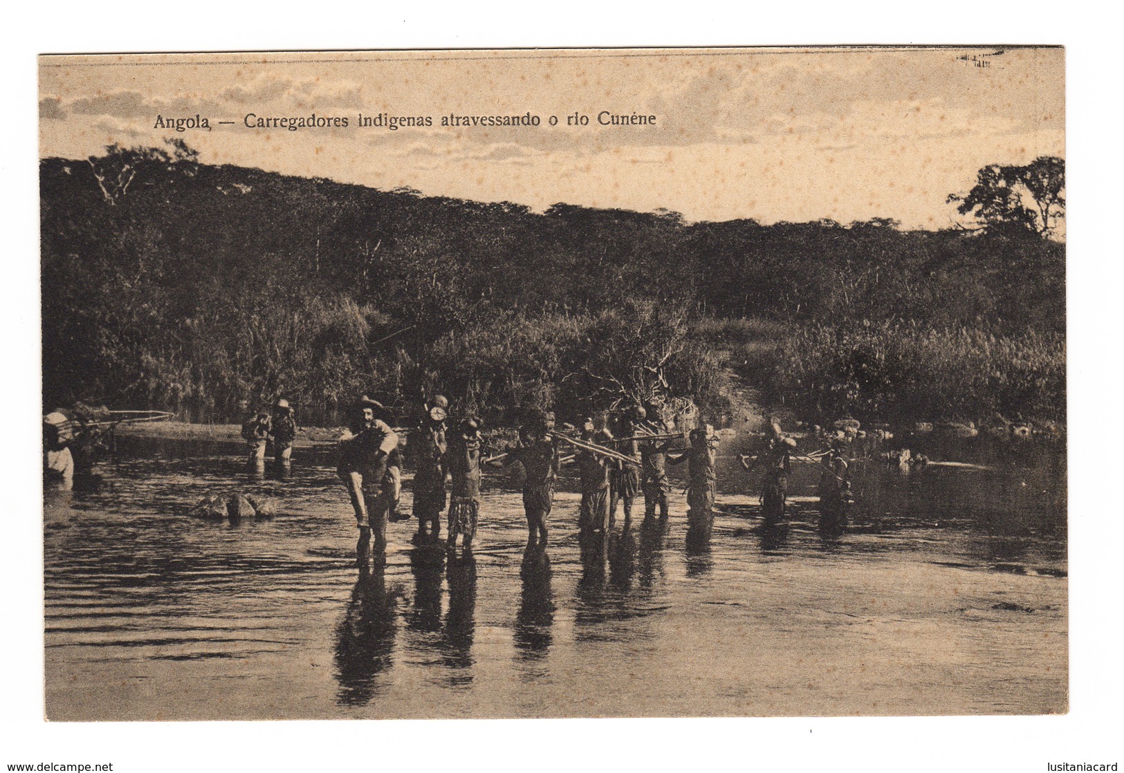 ANGOLA - Carregadores Indigenas Atravessando O Rio Cunene. Carte Postale - Angola