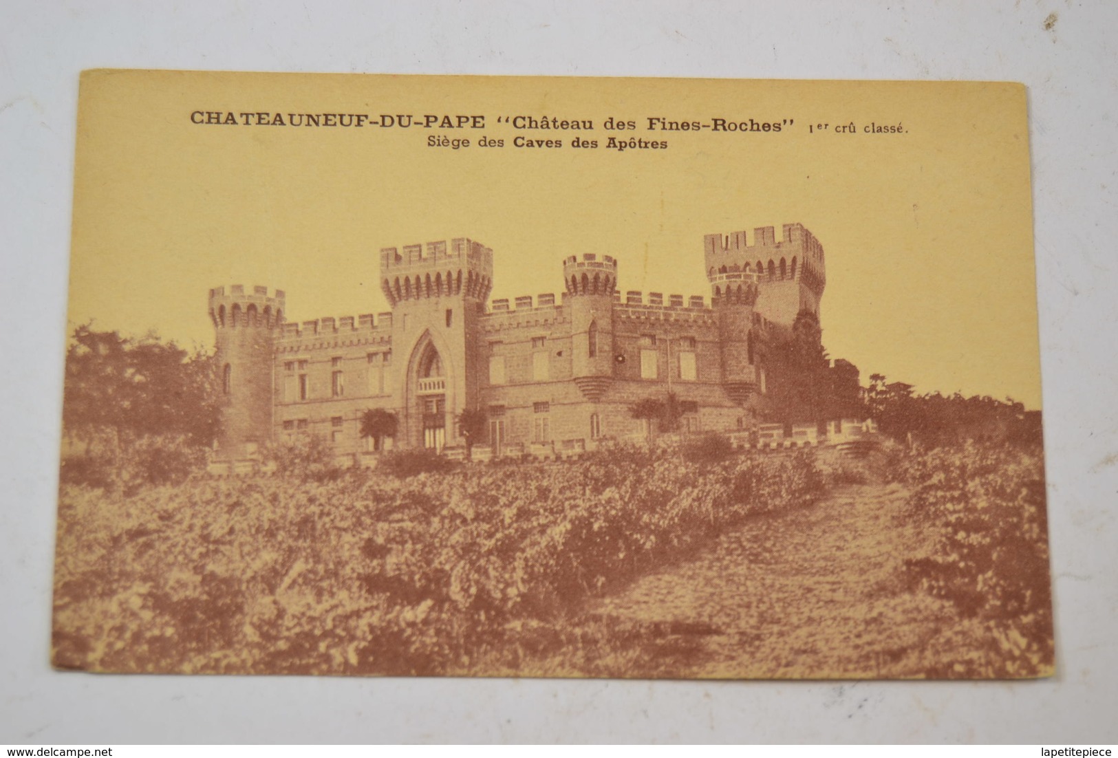 (AL2) CPA CHATEAUNEUF-DU-PAPE "Château Des Fines-Roches" 1er Crû Classé / Siège Des Caves Des Apôtres - Chateauneuf Du Pape