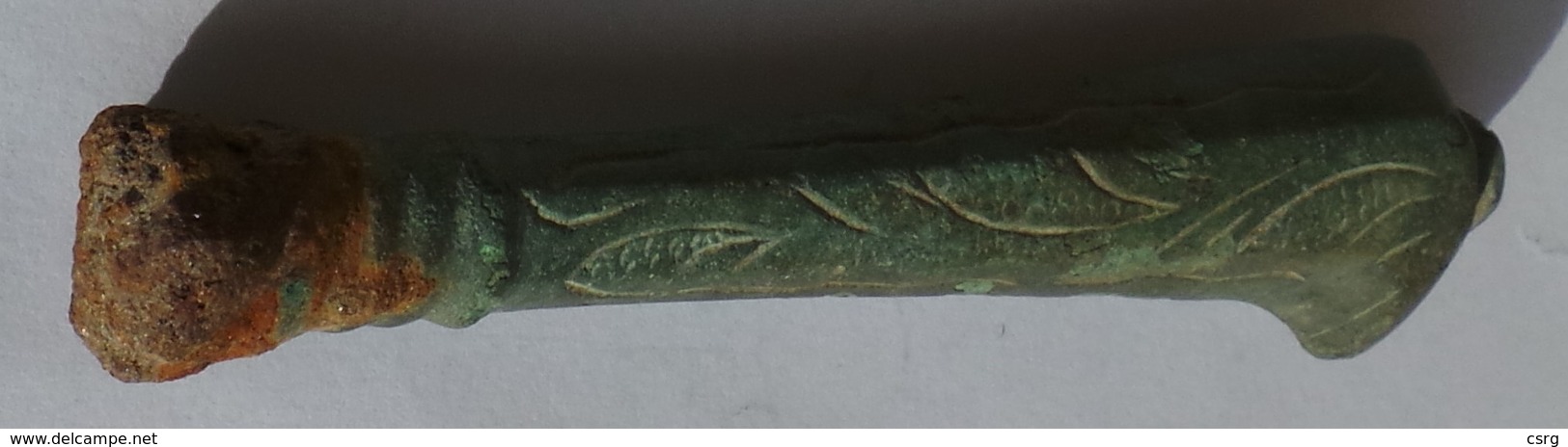 Manche En Bronze De Petit Couteau Ou Stylet Romain - Archéologie