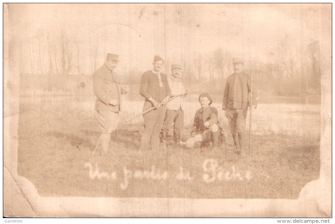 CARTE PHOTO NON IDENTIFIEE REPRESENTANT UNE PARTIE DE PECHE AVEC DES GARDES CHAMPETRES - Da Identificare