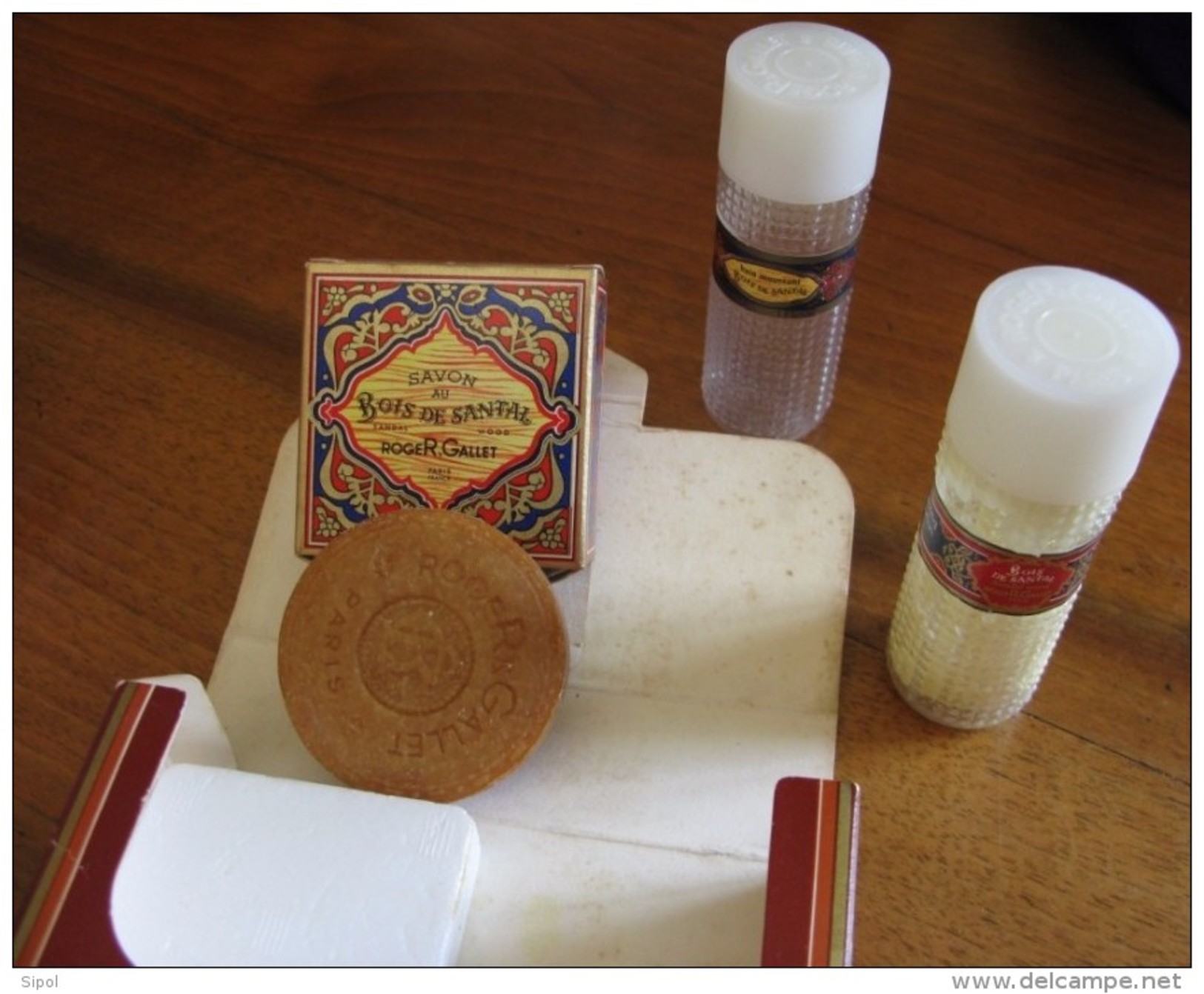 Echantillons Anciens  " Bath Kit " De Roger & Gallet  Bois De Santal  Dans Boite Cartonnée - Muestras De Perfumes (testers)