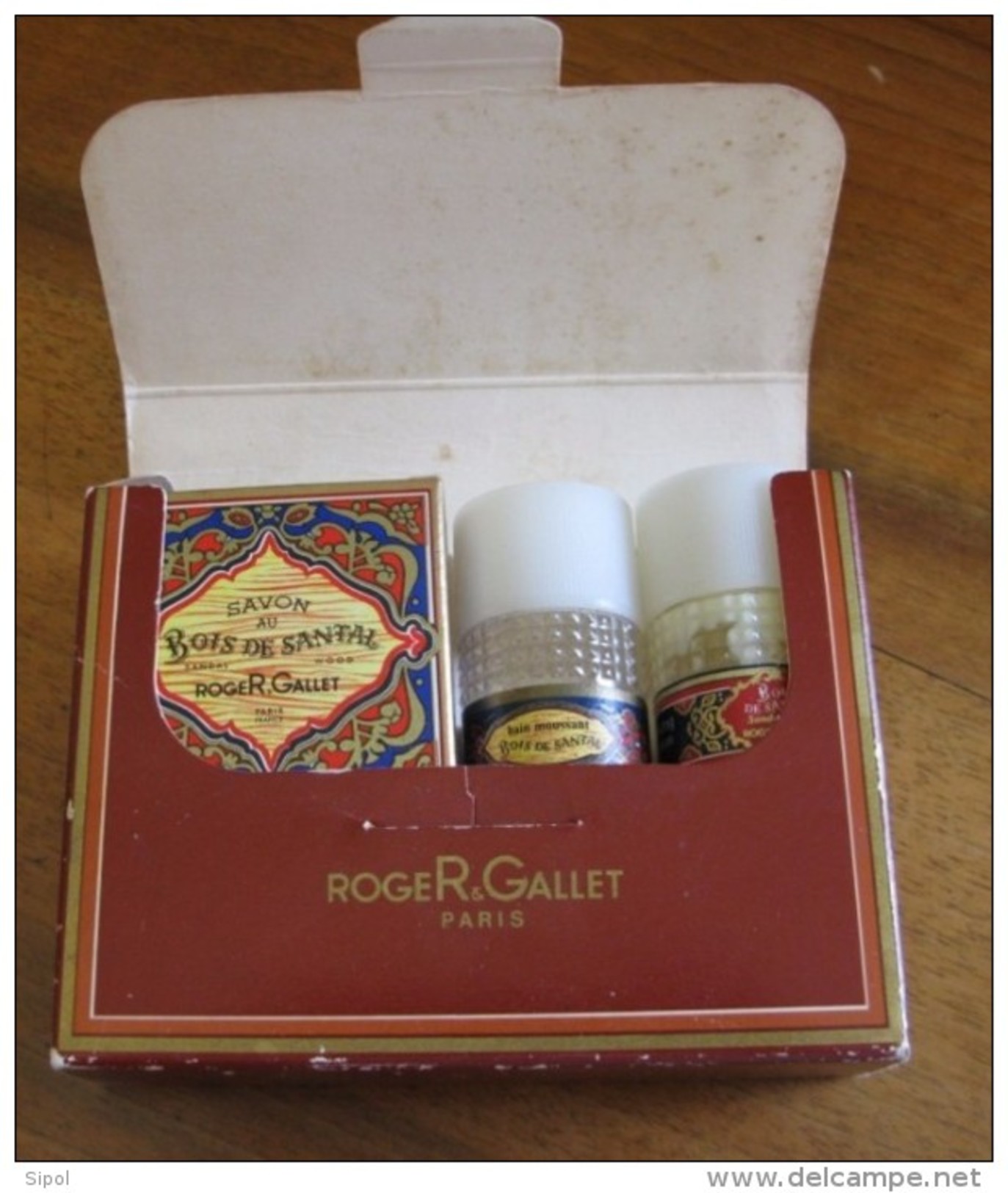 Echantillons Anciens  " Bath Kit " De Roger & Gallet  Bois De Santal  Dans Boite Cartonnée - Muestras De Perfumes (testers)