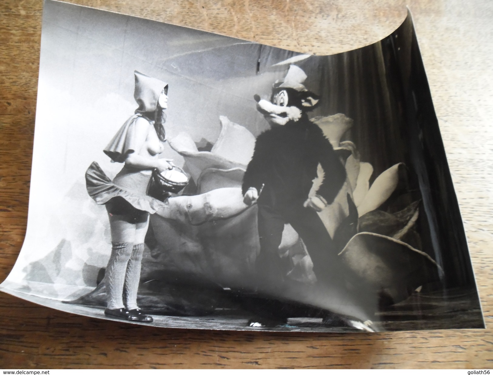 Photographie Grand Magic Circus De Jérôme Savary Dans Les Années 1970, Petit Chaperon Rouge Seins Nus - Personnes Anonymes