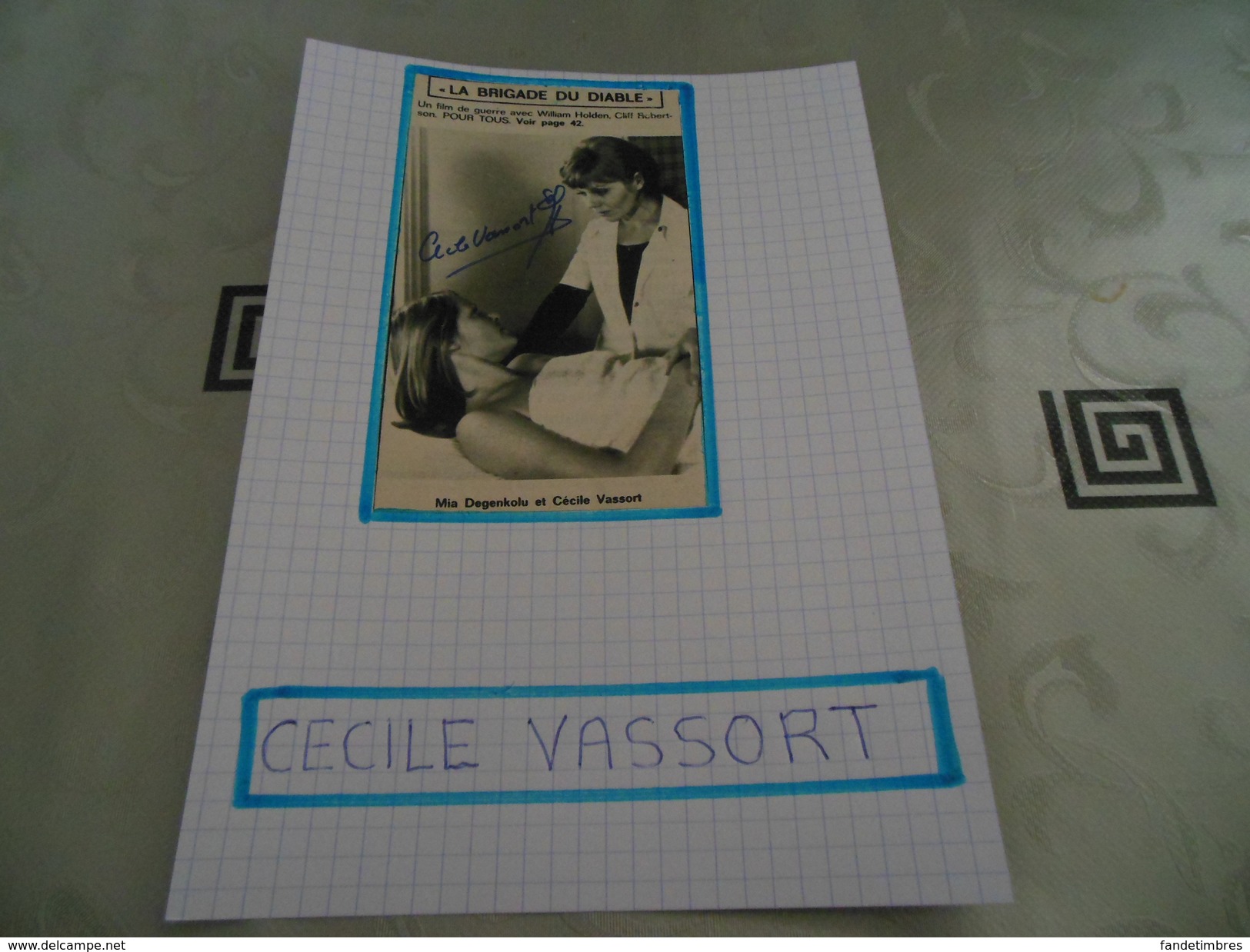 AUTOGRAPHE DÉDICACÉ ET AUTHENTIQUE DE CÉCILE VASSORT SUR COUPURE DE PRESSE COLLÉE SUR CARTON BRISTOL (15 X 21 Cm) - Autres & Non Classés