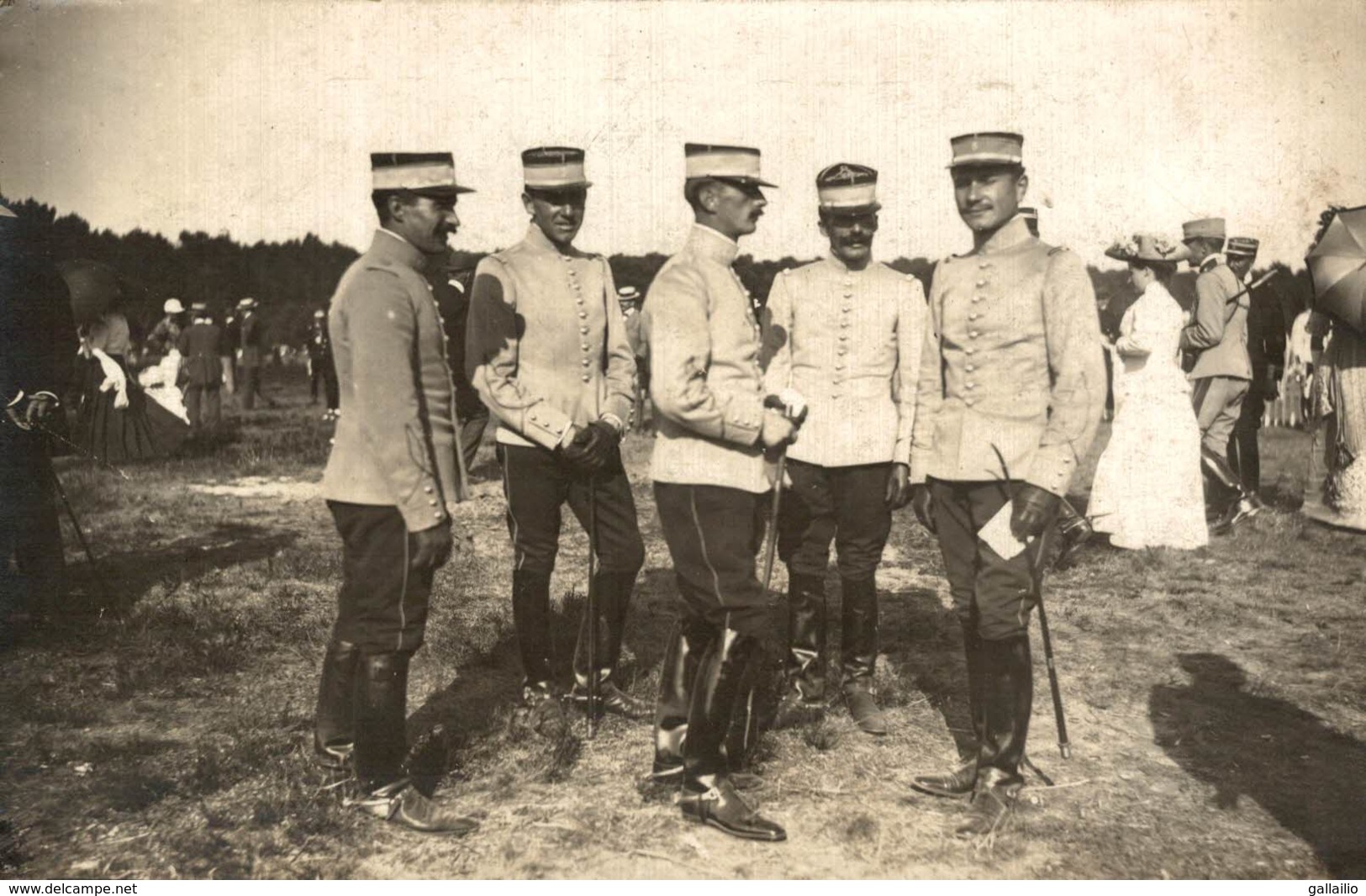 CARTE PHOTO SOLDAT OFFICIER PENDANT UNE FETE AU CARROUSSEL DE SAUMUR - Uniformes