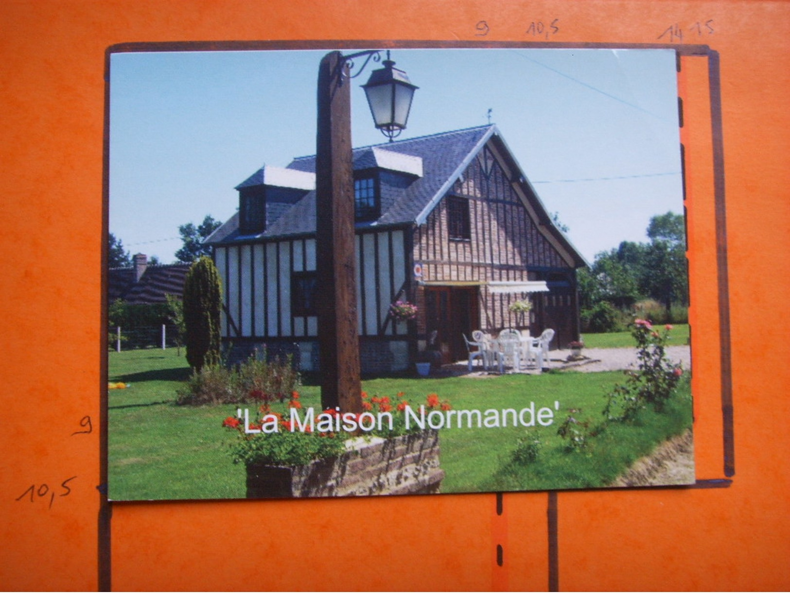 48) La Maison Normande : Le Jardinet : Neuville Sur Touques :  RECTO-VERSO - Autres & Non Classés