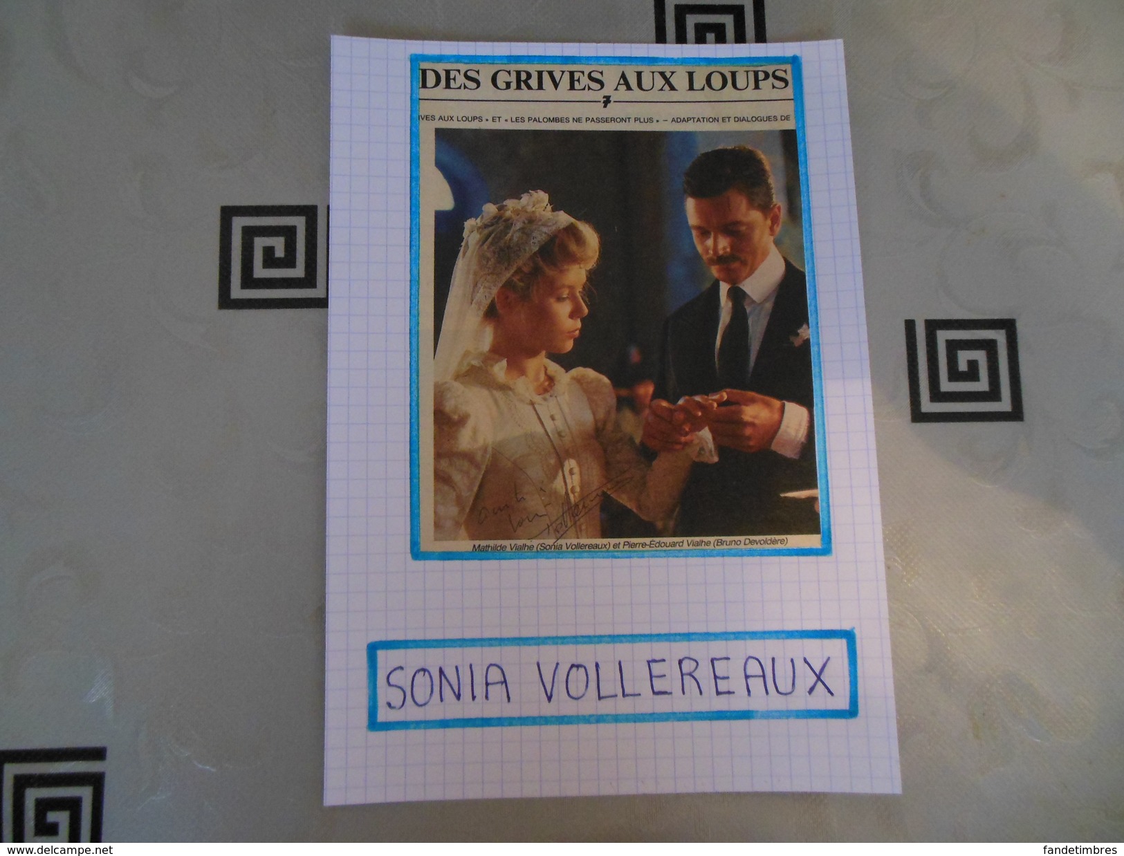 AUTOGRAPHE DÉDICACÉ ET AUTHENTIQUE DE SONIA VOLLEREAUX SUR COUPURE DE PRESSE COLLÉE SUR CARTON BRISTOL (15 X 21 Cm) - Acteurs & Comédiens